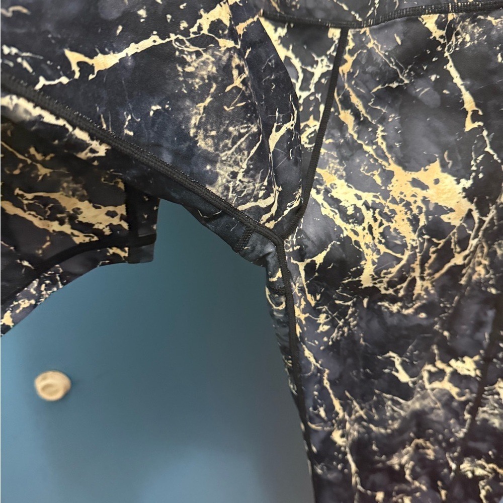 Constantly Varied Gear CVG Capri Marble Leggings in Black and Cream - Picture 4 of 4